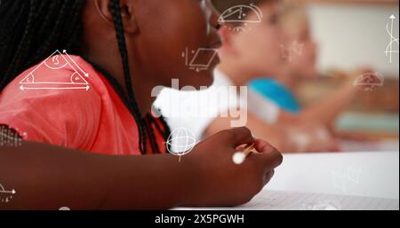 Image d'équations mathématiques sur divers écoliers écrivant Banque D'Images