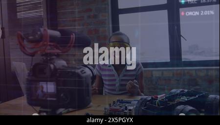 Image de traitement de données sur une fille afro-américaine prenant devant un appareil photo numérique Banque D'Images