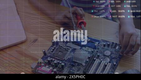 Image du traitement des données financières sur une fille travaillant dans un atelier Banque D'Images