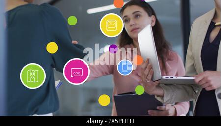 Image d'icônes et de chiffres de médias sociaux sur divers gens d'affaires Banque D'Images