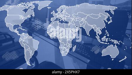 Carte du monde, cartes et traitement de données sur des ordinateurs sur des bureaux dans un bureau vide Banque D'Images