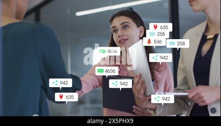 Image d'icônes et de chiffres de médias sociaux sur divers gens d'affaires Banque D'Images