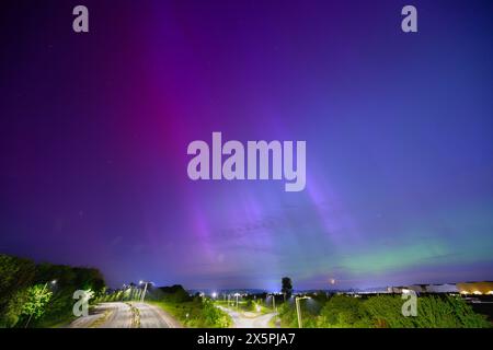 Watford, Royaume-Uni, le 10 mai 2024, les Northern Lights ont envahi le ciel britannique ce soir. L'Aurora était un spectacle incroyable éclairant le ciel nocturne. Une fois en vingt ans d'expérience, après que des experts en météorologie spatiale aient émis un rare avertissement de tempête géomagnétique grave (G4). Une éjection de masse coronale s'est produite sur le soleil quelques jours et a envoyé une forte tempête solaire vers la terre., Andrew Lalchan Photography/Alamy Live News Banque D'Images