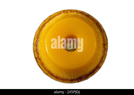 Petit quindim, sucré traditionnel brésilien, sur fond blanc 1. Banque D'Images