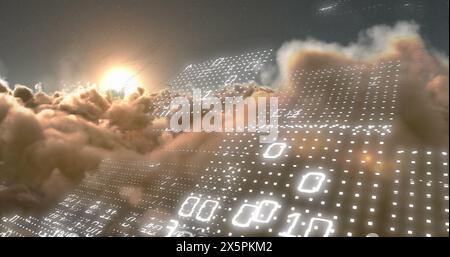 Image de codage binaire du traitement des données contre les nuages et le soleil brillant dans le ciel Banque D'Images