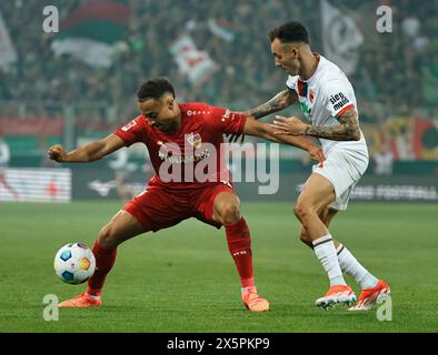 Augsbourg, Allemagne. 10 mai 2024. Iago Amaral Borduchi (à droite) d'Augsbourg affronte Jamie Leweling de Stuttgart lors du match de première division allemande de Bundesliga entre le FC Augsbourg et le VfB Stuttgart à Augsbourg, en Allemagne, le 10 mai 2024. Crédit : Philippe Ruiz/Xinhua/Alamy Live News Banque D'Images