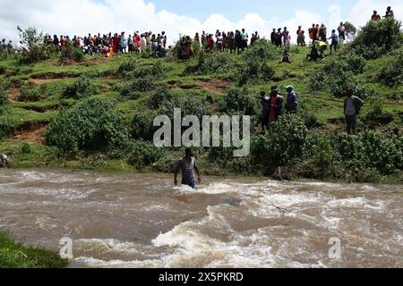 Nakuru, Kenya. 10 mai 2024. Un plongeur local cherche les corps de deux jeunes sœurs qui se sont noyées lorsqu’elles ont tenté de traverser une rivière Njoro enflée dans le village de Ketiro, dans le comté de Nakuru. Leurs morts tragiques s’ajoutent au bilan d’au moins 230 personnes qui ont perdu la vie à la suite de fortes pluies qui ont provoqué des inondations à grande échelle au Kenya. Crédit : SOPA images Limited/Alamy Live News Banque D'Images