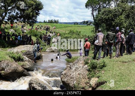 Nakuru, Kenya. 10 mai 2024. Des plongeurs locaux recherchent les corps de deux jeunes sœurs qui se sont noyées lorsqu’elles ont tenté de traverser une rivière Njoro enflée dans le village de Ketiro, dans le comté de Nakuru. Leurs morts tragiques s’ajoutent au bilan d’au moins 230 personnes qui ont perdu la vie à la suite de fortes pluies qui ont provoqué des inondations à grande échelle au Kenya. Crédit : SOPA images Limited/Alamy Live News Banque D'Images