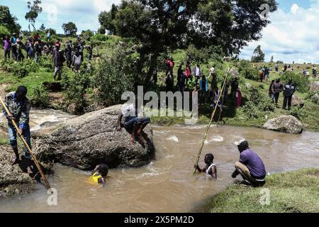 Nakuru, Kenya. 10 mai 2024. Des plongeurs locaux recherchent les corps de deux jeunes sœurs qui se sont noyées lorsqu’elles ont tenté de traverser une rivière Njoro enflée dans le village de Ketiro, dans le comté de Nakuru. Leurs morts tragiques s’ajoutent au bilan d’au moins 230 personnes qui ont perdu la vie à la suite de fortes pluies qui ont provoqué des inondations à grande échelle au Kenya. (Photo de James Wakibia/SOPA images/SIPA USA) crédit : SIPA USA/Alamy Live News Banque D'Images