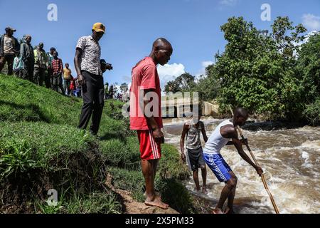 Nakuru, Kenya. 10 mai 2024. Des plongeurs locaux recherchent les corps de deux jeunes sœurs qui se sont noyées lorsqu’elles ont tenté de traverser une rivière Njoro enflée dans le village de Ketiro, dans le comté de Nakuru. Leurs morts tragiques s’ajoutent au bilan d’au moins 230 personnes qui ont perdu la vie à la suite de fortes pluies qui ont provoqué des inondations à grande échelle au Kenya. (Photo de James Wakibia/SOPA images/SIPA USA) crédit : SIPA USA/Alamy Live News Banque D'Images