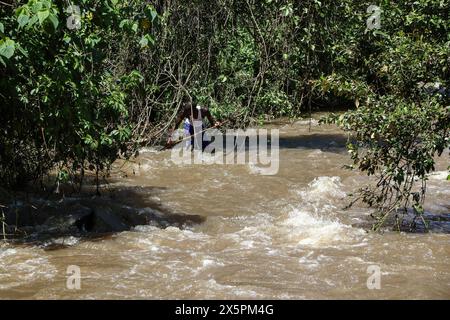 Nakuru, Kenya. 10 mai 2024. Des plongeurs locaux recherchent les corps de deux jeunes sœurs qui se sont noyées lorsqu’elles ont tenté de traverser une rivière Njoro enflée dans le village de Ketiro, dans le comté de Nakuru. Leurs morts tragiques s’ajoutent au bilan d’au moins 230 personnes qui ont perdu la vie à la suite de fortes pluies qui ont provoqué des inondations à grande échelle au Kenya. (Photo de James Wakibia/SOPA images/SIPA USA) crédit : SIPA USA/Alamy Live News Banque D'Images
