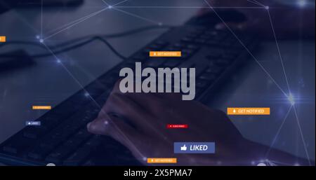Image d'un réseau de connexions et d'icônes de médias sociaux avec des textes sur les mains tapant sur le clavier Banque D'Images