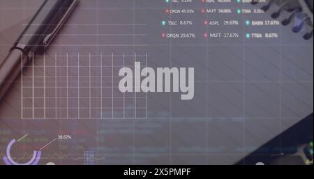 Image de plusieurs graphiques avec des numéros changeants et une table de négociation au-dessus d'un stylo sur le bloc-notes Banque D'Images