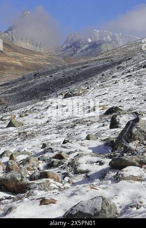 paysage pittoresque de la vallée de la toundra alpine et de la chaîne de montagnes enneigées couvertes de nuages de l'himalaya du nord du sikkim près de zéro point, en inde Banque D'Images