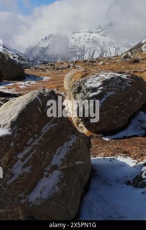 paysage pittoresque de la vallée de la toundra alpine et de la chaîne de montagnes enneigées couvertes de nuages de l'himalaya du nord du sikkim près de zéro point, en inde Banque D'Images