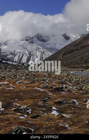 paysage pittoresque de la vallée de la toundra alpine et de la chaîne de montagnes enneigées couvertes de nuages de l'himalaya du nord du sikkim près de zéro point, en inde Banque D'Images