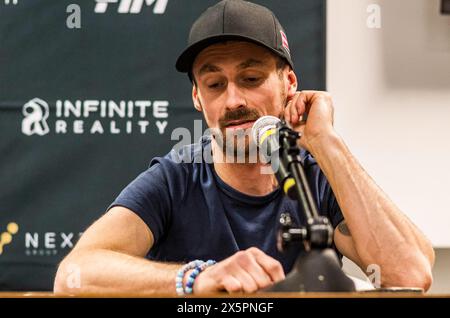 Leon Madsen vu lors de la conférence de presse post-qualification de la course de sprint. Les 10 et 11 mai 2024, le Grand Prix FIM Speedway fait escale en Round 2 à Varsovie en Pologne au Stadion Narodowy. Alors que l'événement principal a lieu le samedi 11 mai, le vendredi 10 mai, les coureurs participent à des essais qualificatifs culminant dans une 1ère course de sprint SGP historique. Le coureur britannique Dan Bewley a dépassé la star danoise Leon Madsen pour remporter le sprint, gagnant lui-même 4 points de championnat du monde. (Photo de Neil Milton/SOPA images/SIPA USA) Banque D'Images