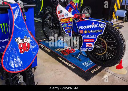 La moto du pilote de Team GB Speedway Dan Bewley vue avant la qualification. Les 10 et 11 mai 2024, le Grand Prix FIM Speedway fait escale en Round 2 à Varsovie en Pologne au Stadion Narodowy. Alors que l'événement principal a lieu le samedi 11 mai, le vendredi 10 mai, les coureurs participent à des essais qualificatifs culminant dans une 1ère course de sprint SGP historique. Le coureur britannique Dan Bewley a dépassé la star danoise Leon Madsen pour remporter le sprint, gagnant lui-même 4 points de championnat du monde. (Photo de Neil Milton/SOPA images/SIPA USA) Banque D'Images