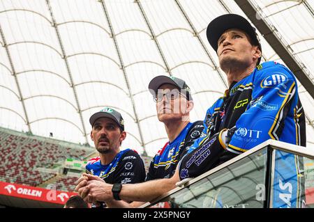 Le coureur australien Jason Doyle (à droite) regarde les premiers tours de qualification avec ses coéquipiers. Les 10 et 11 mai 2024, le Grand Prix FIM Speedway fait escale en Round 2 à Varsovie en Pologne au Stadion Narodowy. Alors que l'événement principal a lieu le samedi 11 mai, le vendredi 10 mai, les coureurs participent à des essais qualificatifs culminant dans une 1ère course de sprint SGP historique. Le coureur britannique Dan Bewley a dépassé la star danoise Leon Madsen pour remporter le sprint, gagnant lui-même 4 points de championnat du monde. (Photo de Neil Milton/SOPA images/SIPA USA) Banque D'Images