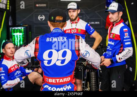 Le pilote britannique Dan Bewley teste sa moto en discussion avec son équipe. Les 10 et 11 mai 2024, le Grand Prix FIM Speedway fait escale en Round 2 à Varsovie en Pologne au Stadion Narodowy. Alors que l'événement principal a lieu le samedi 11 mai, le vendredi 10 mai, les coureurs participent à des essais qualificatifs culminant dans une 1ère course de sprint SGP historique. Le coureur britannique Dan Bewley a dépassé la star danoise Leon Madsen pour remporter le sprint, gagnant lui-même 4 points de championnat du monde. (Photo de Neil Milton/SOPA images/SIPA USA) Banque D'Images