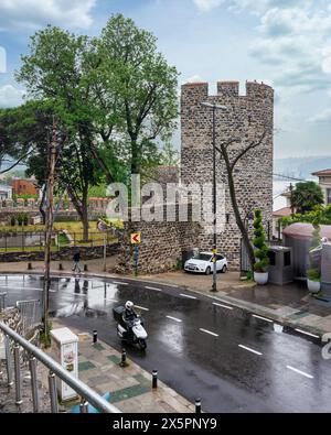 Istanbul, Turquie - 17 mai 2023 : Anadolu Hisari, ou château anatolien, une forteresse ottomane médiévale du XIIIe siècle construite par le sultan Bayezid Ier, et située sur le côté anatolien du Bosphore à Beykoz Banque D'Images