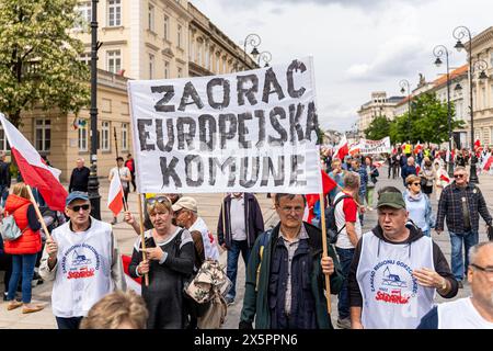 Un manifestant porte une pancarte qui dit "labourez le communisme européen" pendant la manifestation. Les syndicats polonais, les agriculteurs et les opposants au gouvernement pro-Union européenne de Polandís se sont réunis dans le centre de Varsovie pour protester contre le Green Deal européen de Unionís et les politiques climatiques. La marche a été organisée par le syndicat autonome indépendant Solidarnosc (NSZZ Solidarnosc) représentant les intérêts des agriculteurs, qui s'opposent fermement aux politiques climatiques de EUís, et par le parti d'opposition conservateur national droit et Justice. (Photo de Marek Antoni Iwanczuk/SOPA images/SIPA USA) Banque D'Images