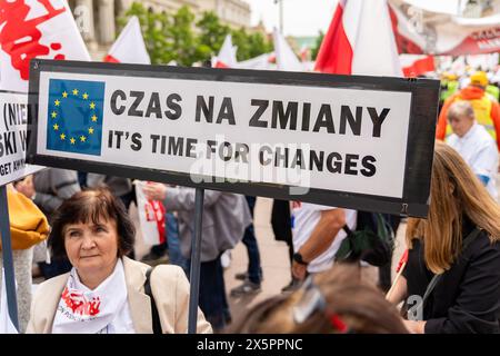 Un manifestant porte une pancarte avec l'inscription « il est temps de changer » pendant la manifestation. Les syndicats polonais, les agriculteurs et les opposants au gouvernement pro-Union européenne de Polandís se sont réunis dans le centre de Varsovie pour protester contre le Green Deal européen de Unionís et les politiques climatiques. La marche a été organisée par le syndicat autonome indépendant Solidarnosc (NSZZ Solidarnosc) représentant les intérêts des agriculteurs, qui s'opposent fermement aux politiques climatiques de EUís, et par le parti d'opposition conservateur national droit et Justice. (Photo de Marek Antoni Iwanczuk/SOPA images/SIPA USA) Banque D'Images