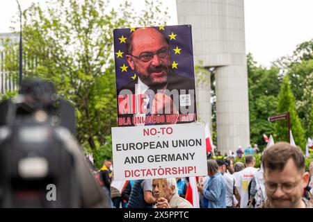 Un manifestant porte une pancarte anti-européenne avec l'inscription « non à l'Union européenne et à la dictature allemande » pendant la manifestation. Les syndicats polonais, les agriculteurs et les opposants au gouvernement pro-Union européenne de Polandís se sont réunis dans le centre de Varsovie pour protester contre le Green Deal européen de Unionís et les politiques climatiques. La marche a été organisée par le syndicat autonome indépendant Solidarnosc (NSZZ Solidarnosc) représentant les intérêts des agriculteurs, qui s'opposent fermement aux politiques climatiques de EUís, et par le parti d'opposition conservateur national droit et Justice. Banque D'Images