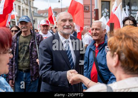 Varsovie, Pologne. 10 mai 2024. Antoni Macierewicz, (parti PiS) participe à la manifestation des agriculteurs. Les syndicats polonais, les agriculteurs et les opposants au gouvernement pro-Union européenne de Polandís se sont réunis dans le centre de Varsovie pour protester contre le Green Deal européen de Unionís et les politiques climatiques. La marche a été organisée par le syndicat autonome indépendant Solidarnosc (NSZZ Solidarnosc) représentant les intérêts des agriculteurs, qui s'opposent fermement aux politiques climatiques de EUís, et par le parti d'opposition conservateur national droit et Justice. Crédit : SOPA images Limited/Alamy Live News Banque D'Images