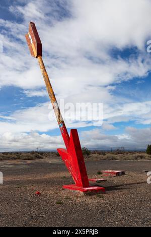 Seule l'une des deux flèches qui marquent l'emplacement du poste de traite Twin Arrows reste. Situé à l'est de Flagstaff, la marque jumelle jaune vif Banque D'Images