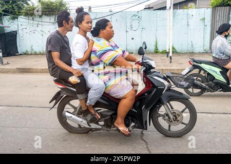 SAMUT PRAKAN, THAÏLANDE, OCT 07 2023, le trio roule en moto dans la rue. Banque D'Images