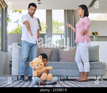 Parents, conflit et enfant avec ours, anxiété et câlin pour le soutien et le confort dans la maison familiale. Mère, père et lutte pour le divorce, le stress et Banque D'Images