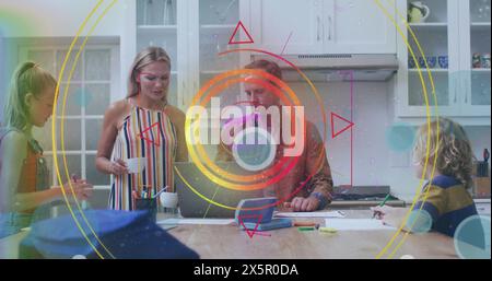Famille caucasienne avec deux filles et parents sont dans la cuisine Banque D'Images