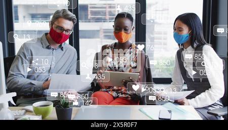 Équipe diversifiée travaillant ensemble, chef caucasien d'âge moyen montrant la tablette Banque D'Images
