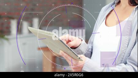 Moniteur de fitness asiatique d'âge moyen tenant une tablette Banque D'Images