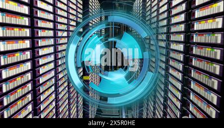 Image d'un scanner rond bleu néon tournant contre la salle du serveur informatique Banque D'Images