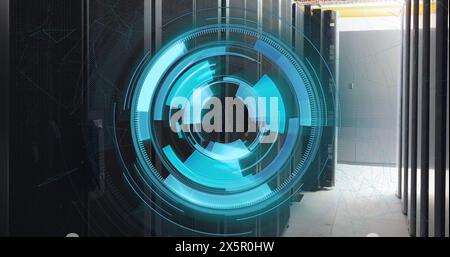Image d'un scanner rond bleu néon tournant contre la salle du serveur informatique Banque D'Images