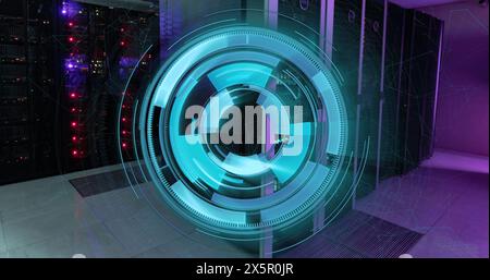 Image d'un scanner rond bleu néon tournant contre la salle du serveur informatique Banque D'Images