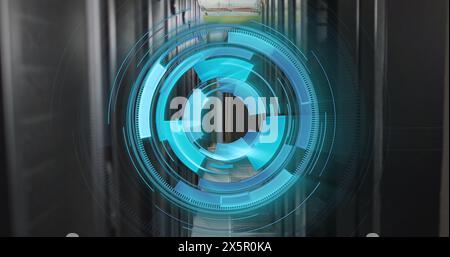 Image d'un scanner rond bleu néon tournant contre la salle du serveur informatique Banque D'Images