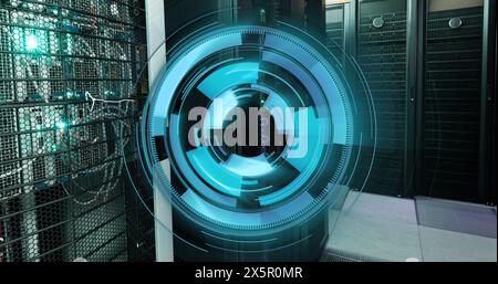 Image d'un scanner rond bleu néon tournant contre la salle du serveur informatique Banque D'Images