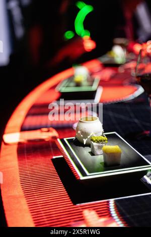 Nourriture pour sushis japonais en tête. Maki et rouleaux avec thon, saumon, crevettes Banque D'Images