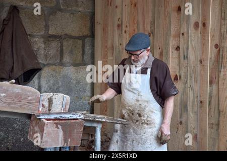 Baiona, Pontevedra, Galice, Espagne ; mars, 2023 ; un tisserand artisanal fabriquant des carreaux au festival Arribada Banque D'Images