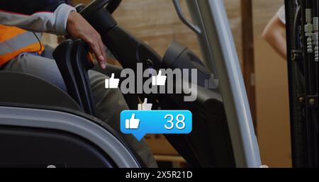 Image de l'étiquette de notification, les chiffres, les icônes, la section médiane de la femme biraciale conduisant chariot élévateur Banque D'Images