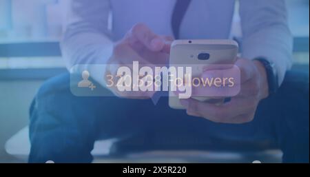 Image de l'icône des médias sur l'homme d'affaires caucasien à l'aide d'un smartphone Banque D'Images