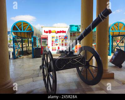 Le Caire, Égypte, 22 mars 2024 : décoration d'un ancien canon d'iftar du Ramadan qui tirait pour annoncer le moment où les musulmans brisaient leurs fasti Banque D'Images