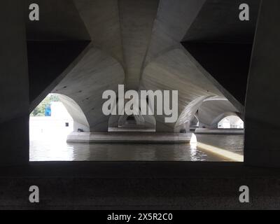 sous le pont de la ville Banque D'Images