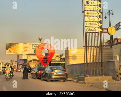 Le Caire, Égypte, mars 27 2024 : emplacement centre commercial, emplacement idéal pour le centre d'affaires, salle à manger décontractée et de divertissement, avec des zones pour le stationnement et le divertissement Banque D'Images