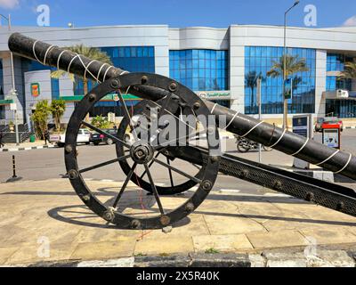 Le Caire, Égypte, 22 mars 2024 : décoration d'un ancien canon d'iftar du Ramadan qui tirait pour annoncer le moment où les musulmans brisaient leurs fasti Banque D'Images