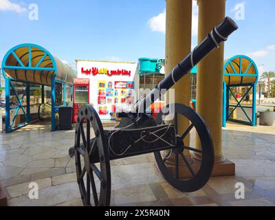 Le Caire, Égypte, 22 mars 2024 : décoration d'un ancien canon d'iftar du Ramadan qui tirait pour annoncer le moment où les musulmans brisaient leurs fasti Banque D'Images