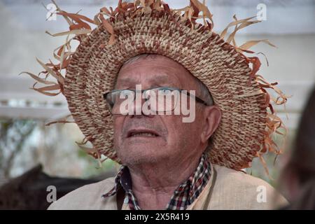 Baiona, Pontevedra, Galice, Espagne ; mars, 2023 ; artisan à la fête médiévale de l'Arribada de Baiona avec un chapeau de paille et des verres Banque D'Images